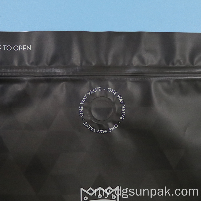 စိတ်ကြိုက်အနက်ရောင် Matte Ziplock ပလပ်စတစ်ထုပ်ပိုးအိတ်များ